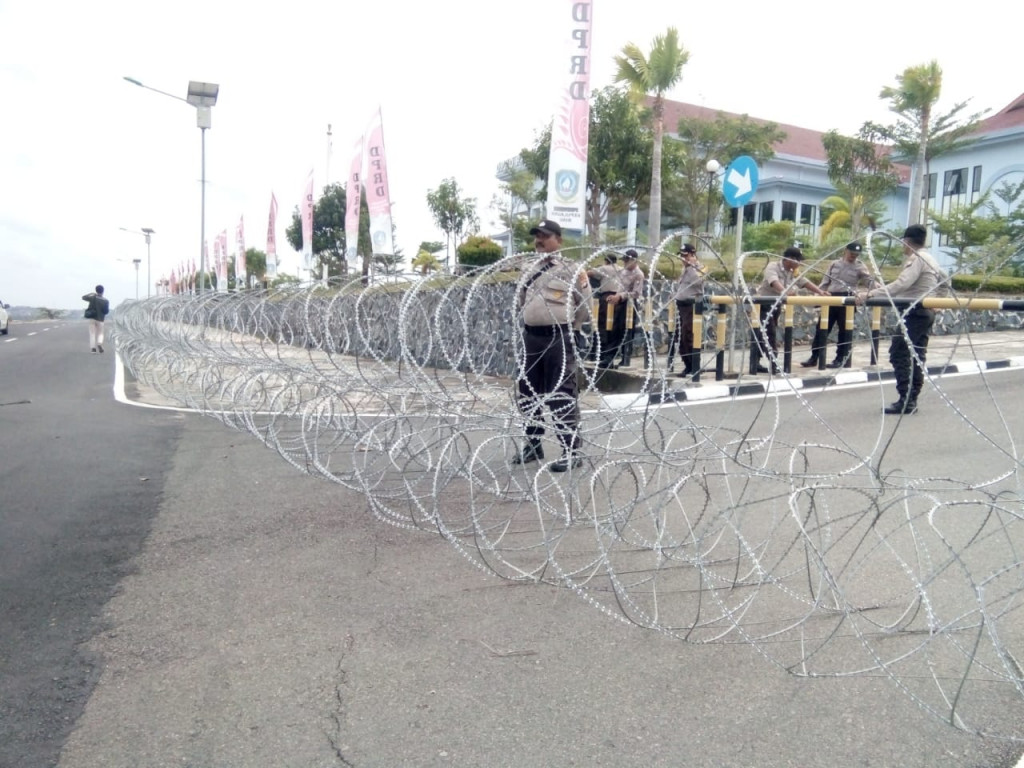 Kawat Berduri Melanggar Hak Asasi